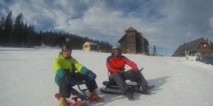 Beitragsbild des Blogbeitrags Winterausflug auf den Salzstiegl – Rodeln, Schifahren und andere Abenteuer für Groß & Klein