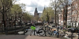 Beitragsbild des Blogbeitrags 4 Tage in Amsterdam zur Tulpenblüte – Keukenhof, Grachten & Museen