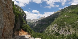 Beitragsbild des Blogbeitrags Tierische Straße durch Kelmend in Nordalbanien – SH20 vom Prokletije Nationalpark zum Skadar-See 
