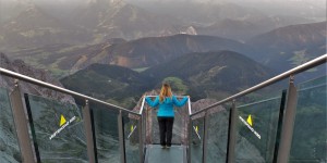 Beitragsbild des Blogbeitrags Ein Tag am Dachstein Gletscher – Inklusive Sonnenaufgangsfrühstück, Hängebrücke, Treppe ins Nichts, Eispalast & Co