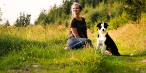 Beitragsbild des Blogbeitrags Kleine Pleschrunde nördlich von Graz – Spaziergang zum Sonnenuntergang *mit Hund* 
