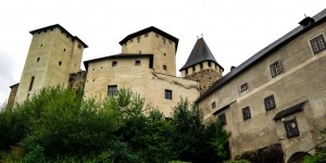 Beitragsbild des Blogbeitrags Besichtigung der Burg Lockenhaus – Ritterburg & Dracula im Burgenland