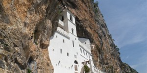 Beitragsbild des Blogbeitrags Kloster Ostrog und Krupac See – Von der Küste ins Hinterland Montenegros 