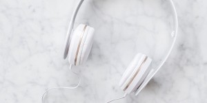 Beitragsbild des Blogbeitrags 11 Fragen, die du dir vor dem Start deines Podcasts stellen solltest