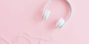 Beitragsbild des Blogbeitrags So pitchtst du Podcast-Interviews in 5 Schritten