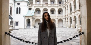 Beitragsbild des Blogbeitrags Karierten Blazer kombinieren: So stylst du das Trend-Piece