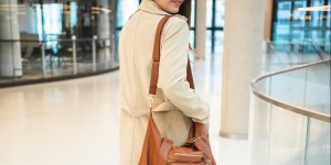 Beitragsbild des Blogbeitrags Travel Outfit: 3 Looks zum bequemen Reisen