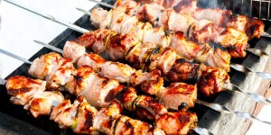 Beitragsbild des Blogbeitrags Rezeptereise: Portugiesische Espetadas | Gastbeitrag Casa Schnerr