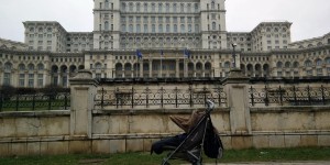 Beitragsbild des Blogbeitrags Urlaub in Bukarest im Winter: Skurriler Charme unter grauer Schicht