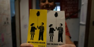 Beitragsbild des Blogbeitrags War Childhood Museum: Die überlebenden Kinder mit ihrer Geschichte