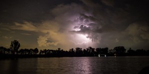 Beitragsbild des Blogbeitrags Fotoshooting: Blutmond & Gewitter über Wien