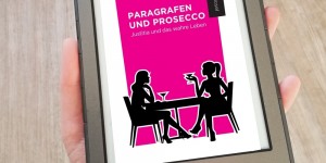 Beitragsbild des Blogbeitrags Paragrafen und Prosecco – Janine Achilles & Katharina Mosel★★★★☆