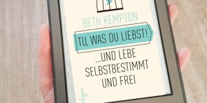 Beitragsbild des Blogbeitrags Tu was du liebst! Und lebe selbstbestimmt und frei – Beth Kempton ★★★☆☆