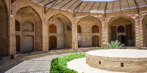 Beitragsbild des Blogbeitrags Die Schweigetürme und das Zurkhaneh von Yazd – Iran – Tag 10 