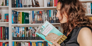 Beitragsbild des Blogbeitrags Tod unterm Nierentisch – Alida Leimbach