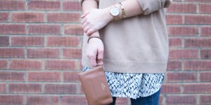Beitragsbild des Blogbeitrags Brick Walls, Camel Knit and Cream Coat | Outfit Diary