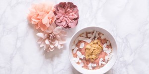 Beitragsbild des Blogbeitrags Nice Cream Smoothie Bowl with Mango, Pineapple, Strawberries and Banana | Vegan Recipe