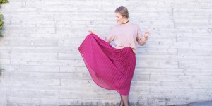 Beitragsbild des Blogbeitrags Midi Skirt, Fishnet Tights and Comfy Knit | Outfit