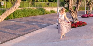 Beitragsbild des Blogbeitrags Lace Midi Skirt and Golden Hour in Bardolino, Italy