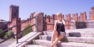 Beitragsbild des Blogbeitrags Outfit: Shorts, Sneakers and Silk Top in Verona