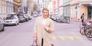 Beitragsbild des Blogbeitrags Outfit: Teddy Coat, Neutral Tones and A Pop of Rosé 