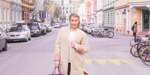 Beitragsbild des Blogbeitrags Outfit: Teddy Coat, Neutral Tones and A Pop of Rosé