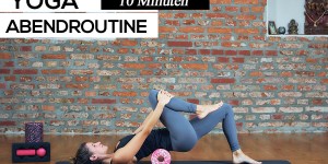 Beitragsbild des Blogbeitrags Yoga Abendroutine – Verspannungen durch Yoga mit der Blackroll lösen
