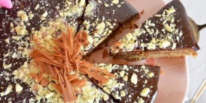 Beitragsbild des Blogbeitrags Nusstorte mit Schoko-Nougat-Glasur