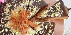 Beitragsbild des Blogbeitrags Nusstorte mit Schoko-Nougat-Glasur 