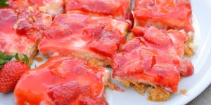 Beitragsbild des Blogbeitrags Erdbeer-Cheesecake-Schnitten, glutenfrei