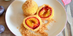 Beitragsbild des Blogbeitrags Zwetschgenknödel aus Kartoffelteig mit Zimt-Zucker-Bröseln
