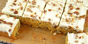 Beitragsbild des Blogbeitrags Zucchini-Pekan-Kuchen mit Frischkäsetopping