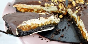 Beitragsbild des Blogbeitrags Snickers-Tarte mit Oreo-Boden 