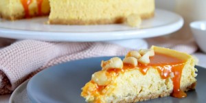 Beitragsbild des Blogbeitrags Karamell Macadamia Cheesecake