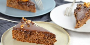 Beitragsbild des Blogbeitrags Walnusskuchen mit Schokoladenglasur