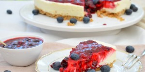 Beitragsbild des Blogbeitrags No-bake Cheesecake mit Beerentopping