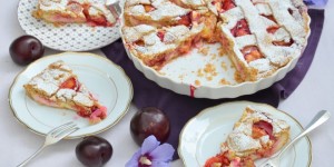 Beitragsbild des Blogbeitrags Pflaumentarte mit Topfen – ein feiner Spätsommerkuchen 