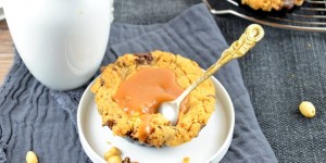 Beitragsbild des Blogbeitrags Erdnussbutter-Schokolade-Cookies mit Salzkaramell 