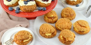 Beitragsbild des Blogbeitrags Windbeutel aus Brandteig – einmal mit Karamell, einmal mit Beeren 