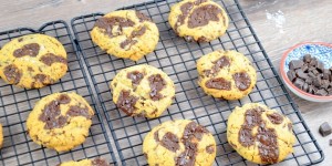 Beitragsbild des Blogbeitrags Chocolate Chip Cookies mit brauner Butter und Meersalzflocken 