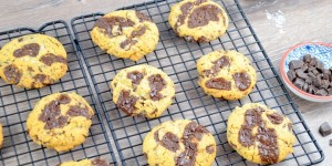 Beitragsbild des Blogbeitrags Chocolate Chip Cookies mit brauner Butter und Meersalzflocken