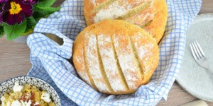 Beitragsbild des Blogbeitrags Landbrot aus hellem Weizenmehl, dazu Couscous-Salat