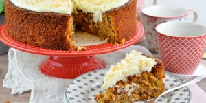 Beitragsbild des Blogbeitrags Karottenkuchen ohne Mehl und mit Frischkäsetopping – saftig, krümelig, lecker