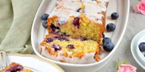 Beitragsbild des Blogbeitrags Heidelbeerkuchen mit Mandeln und Zitrone