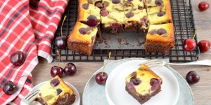 Beitragsbild des Blogbeitrags Cheesecake-Brownies mit Kirschen