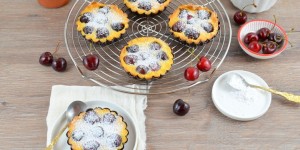 Beitragsbild des Blogbeitrags Kirsch-Clafoutis in Tartelette-Förmchen
