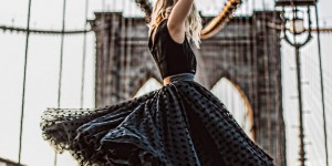Beitragsbild des Blogbeitrags TREND ALERT: EXTRAVAGANT ROBES meet STREETSTYLE