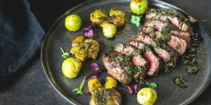Beitragsbild des Blogbeitrags Rib Eye mit Chimichurri und Smashed Bratkartoffel