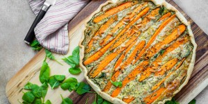 Beitragsbild des Blogbeitrags VEGGY Karotten Quiche & Exotischer Couscous Salat