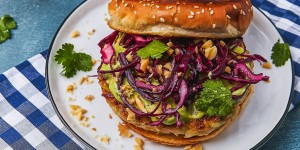 Beitragsbild des Blogbeitrags Tischgrill Kochbuch – Garnelen Burger mit Avocado-Wasabi Creme 